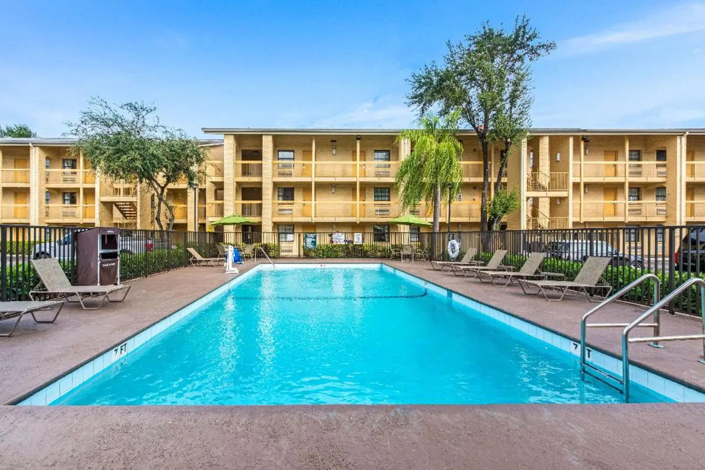 La Quinta Inn by Wyndham Miami Airport North OUTDOOR_POOL