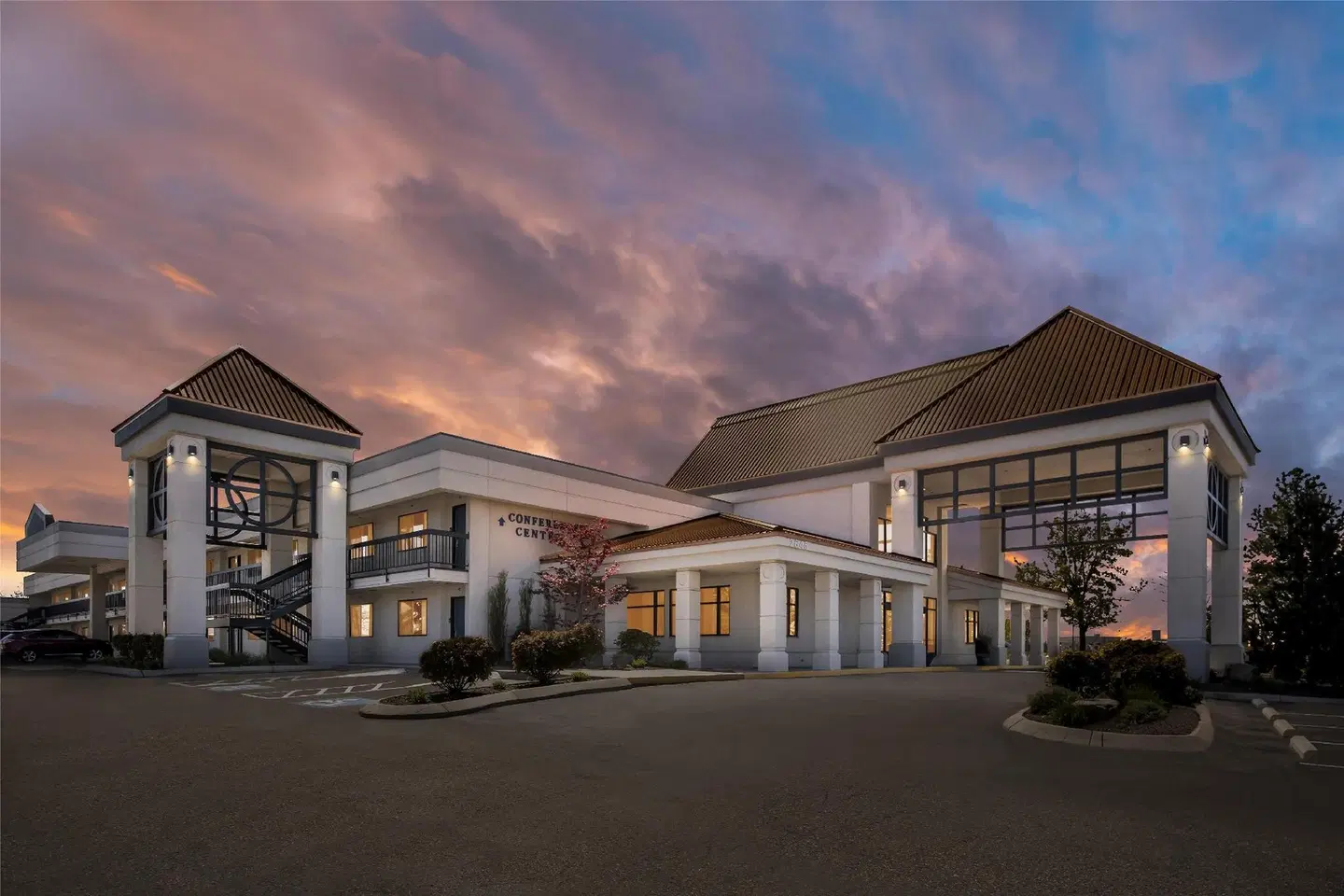 Best Western PLUS Vista Inn at the Airport EXTERIOR