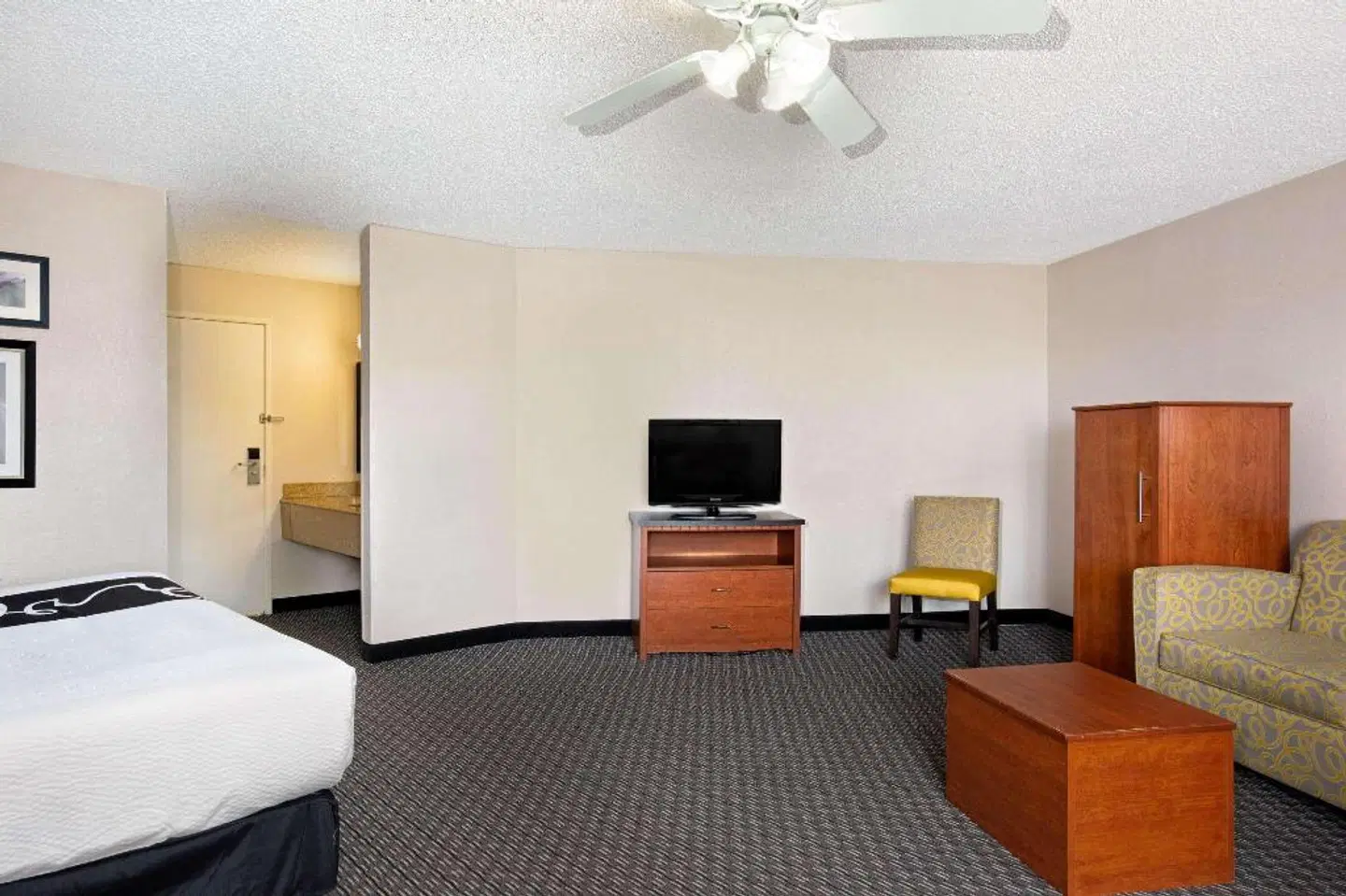 La Quinta Inn & Suites Miami Airport East ROOM_EXAMPLE