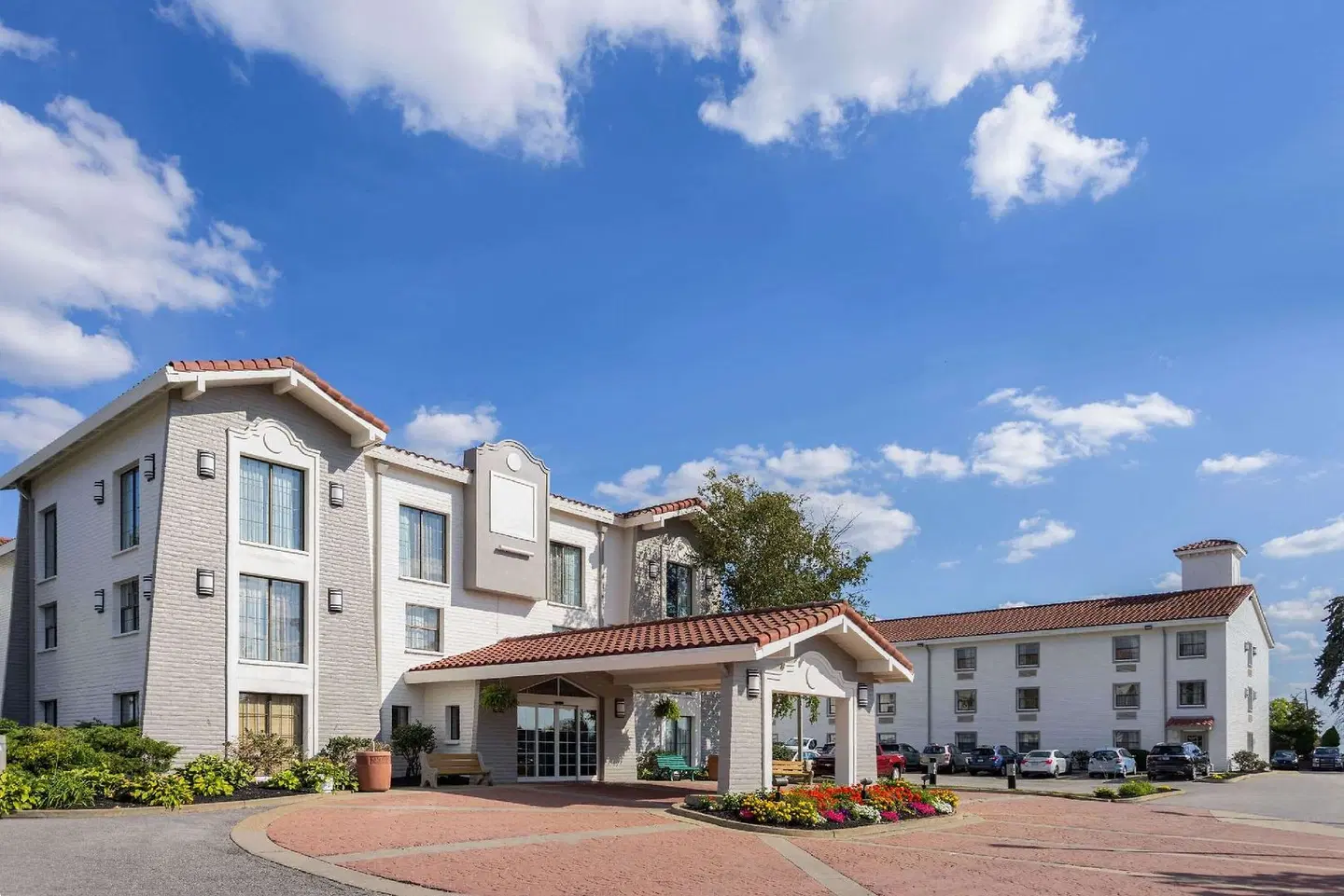 La Quinta Inn by Wyndham Pittsburgh Airport EXTERIOR