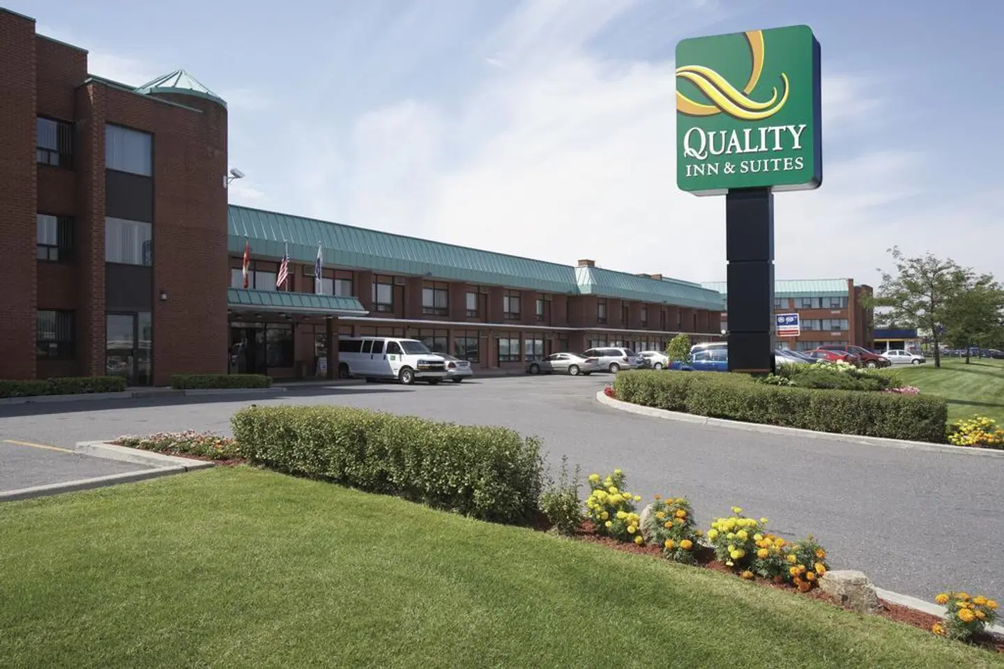 Quality Inn & Suites P.E. Trudeau Airport EXTERIOR