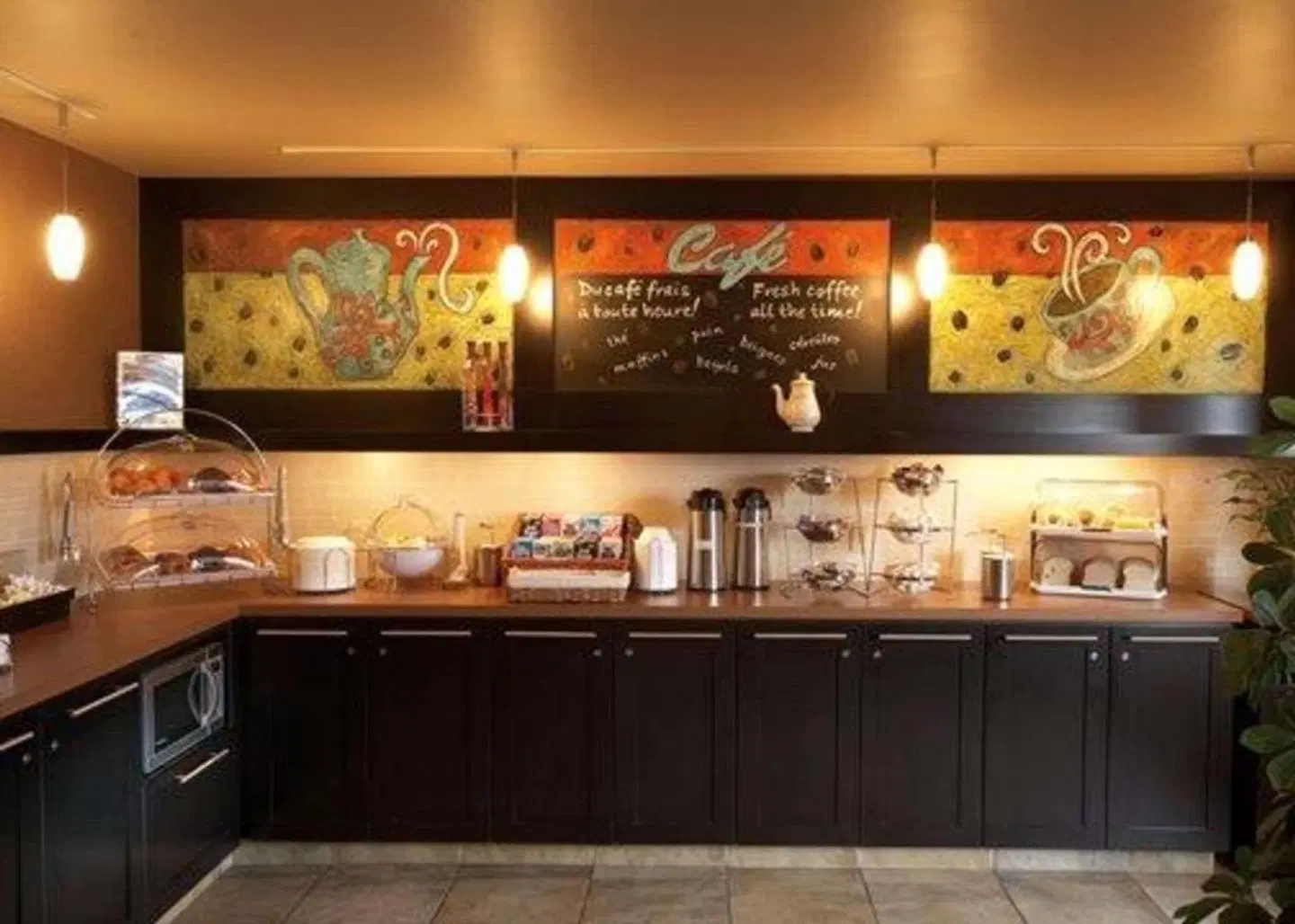 Quality Inn & Suites P.E. Trudeau Airport Bar