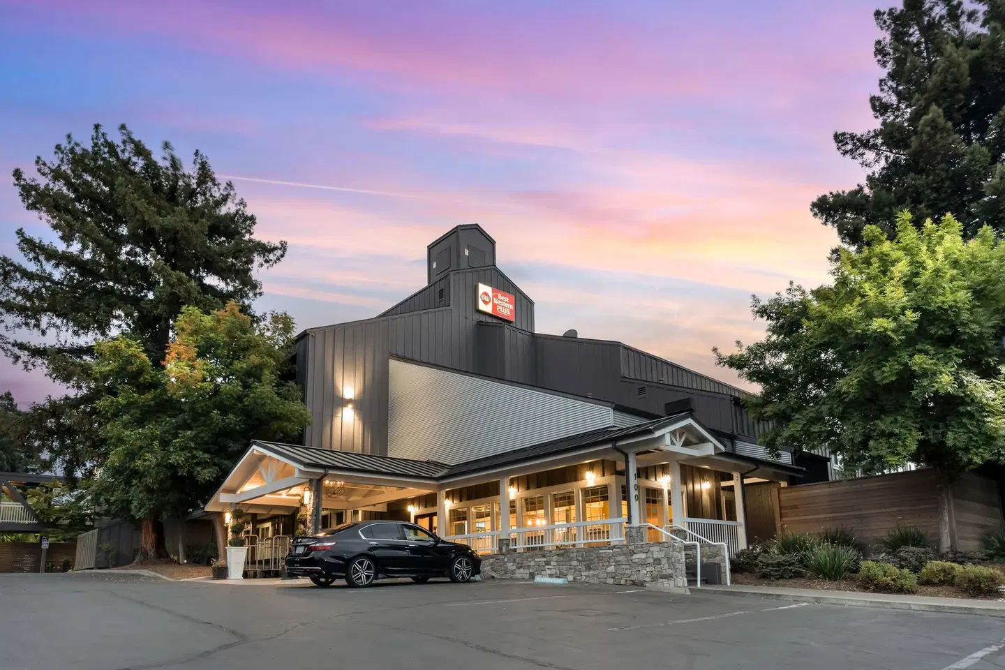 Best Western PLUS Inn at the Vines EXTERIOR