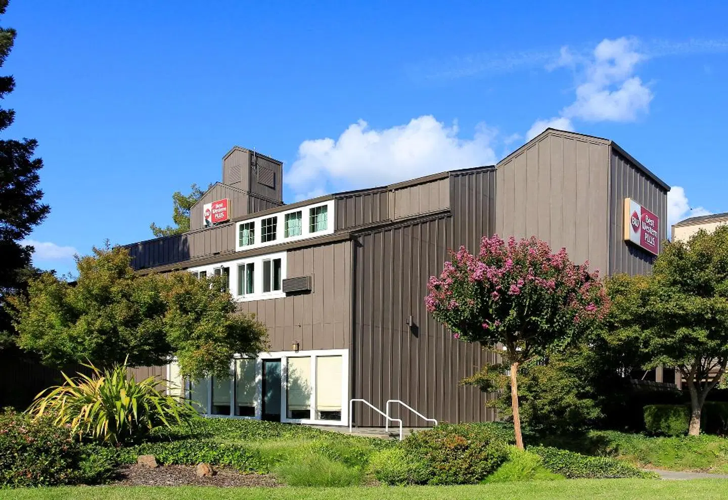 Best Western PLUS Inn at the Vines EXTERIOR