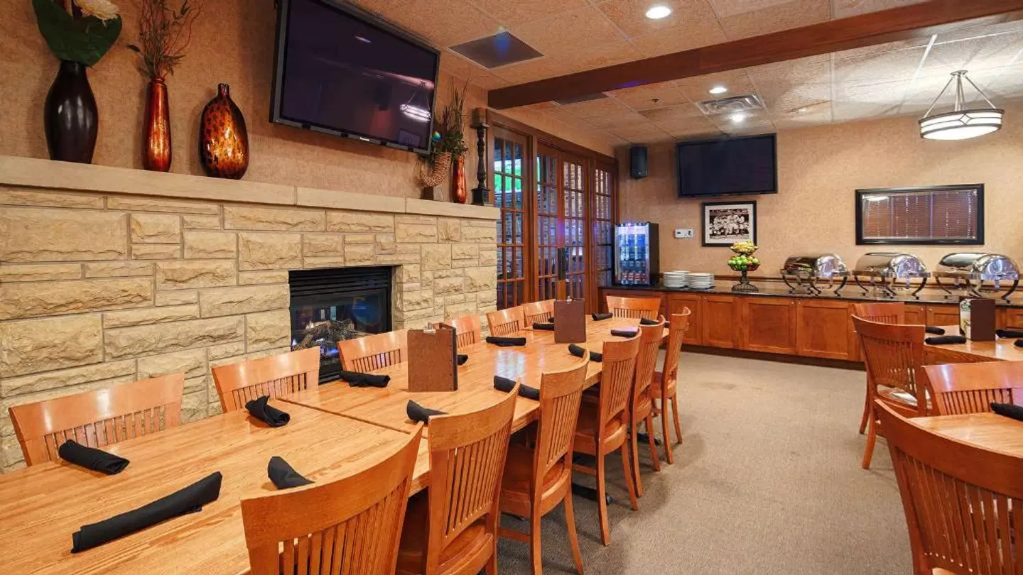 Best Western Plus Dubuque Hotel and Conference Center Restaurant