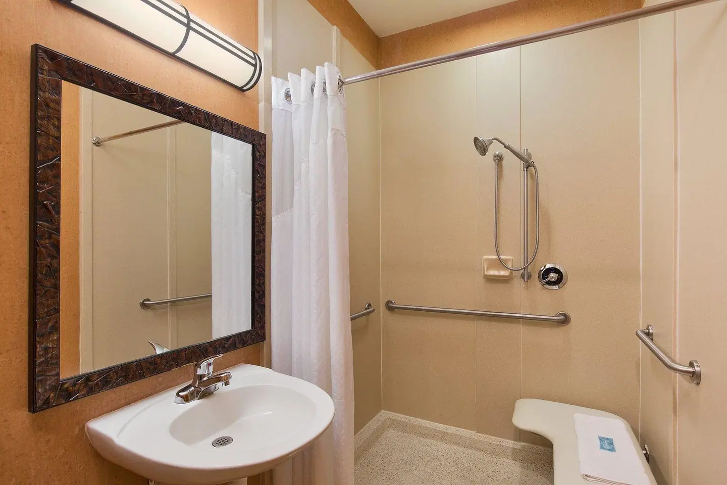 The Q Hotel & Suites Badezimmer