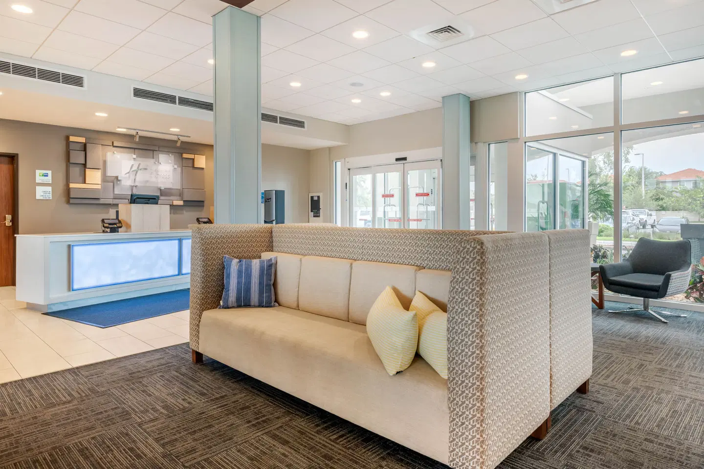 Holiday Inn Express & Suites St. Petersburg - Madeira Beach by IHG LOUNGE_LOBBY