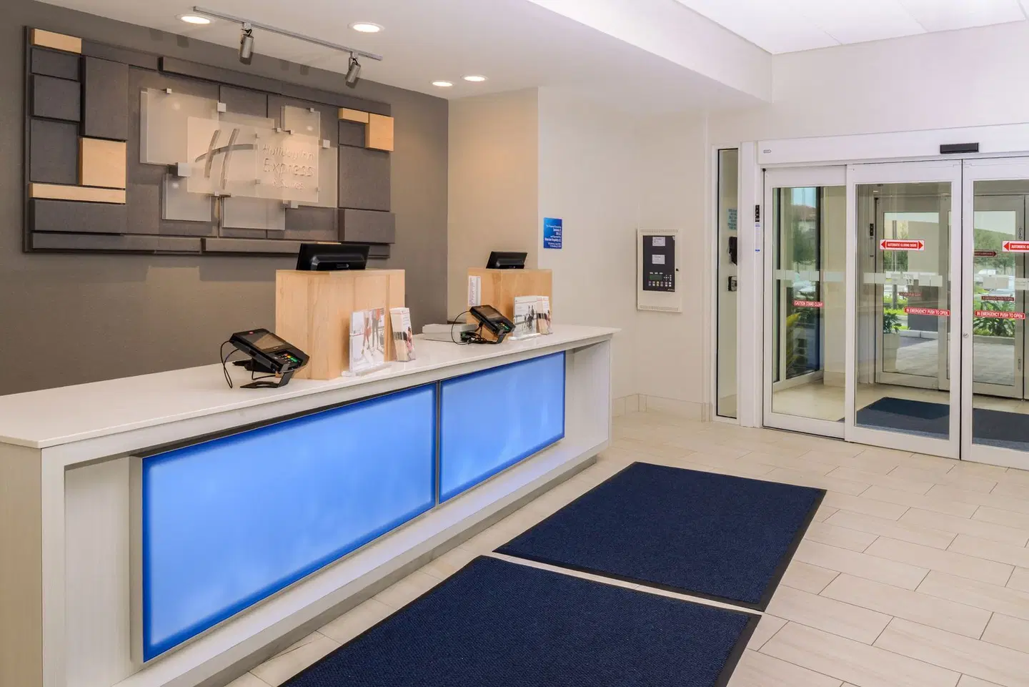 Holiday Inn Express & Suites St. Petersburg - Madeira Beach by IHG Hallenbad