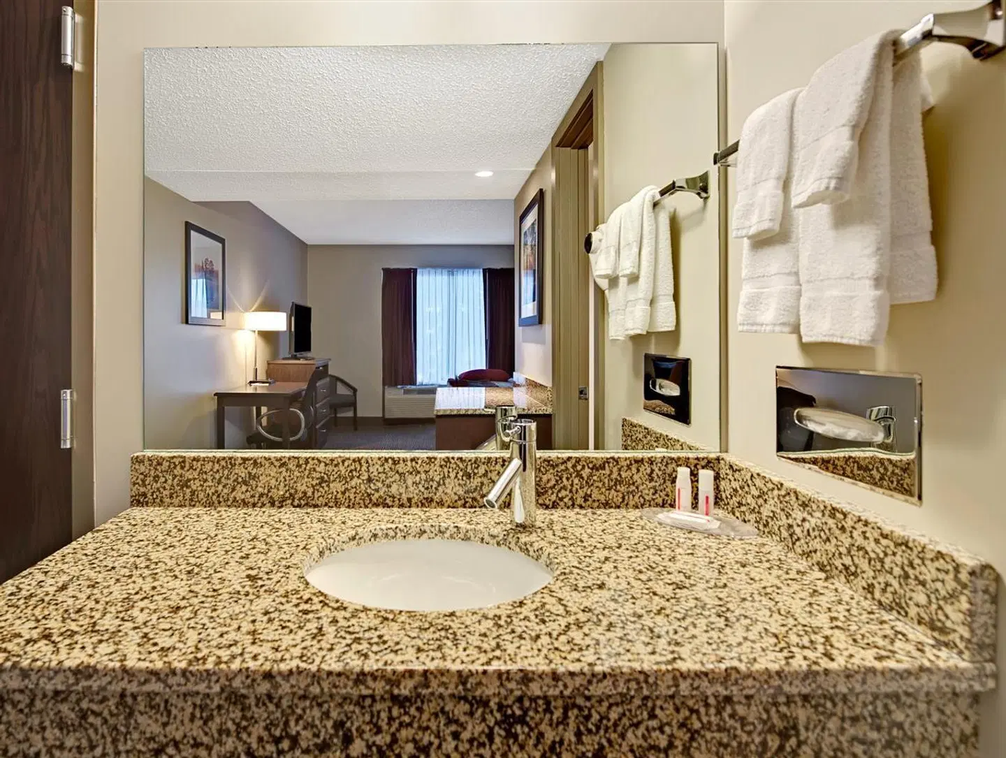 Ramada by Wyndham Columbus Hotel & Conference Center ROOM_EXAMPLE