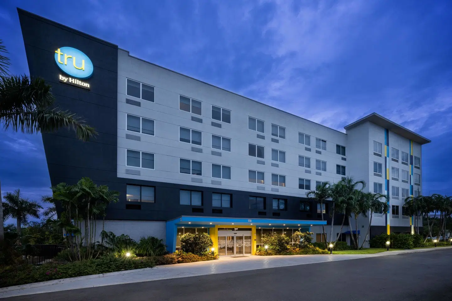 Tru By Hilton Miramar EXTERIOR