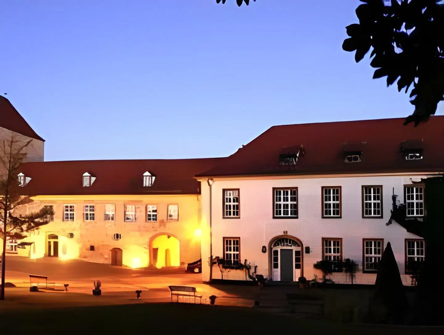 Hotel Burg Wanzleben EXTERIOR