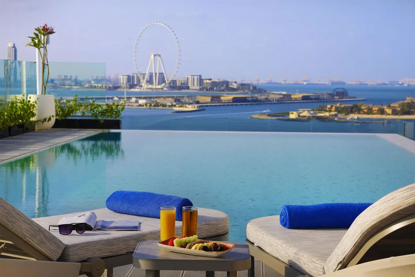 Tumbi Hotel Dubai The Palm, Tapestry Collection by Hilton OUTDOOR_POOL