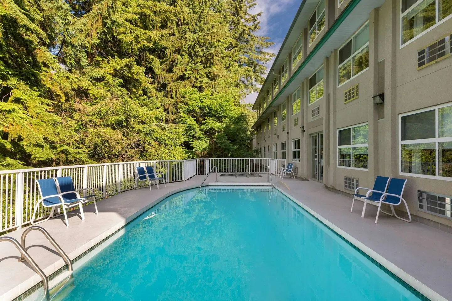 Four Points by Sheraton Surrey OUTDOOR_POOL