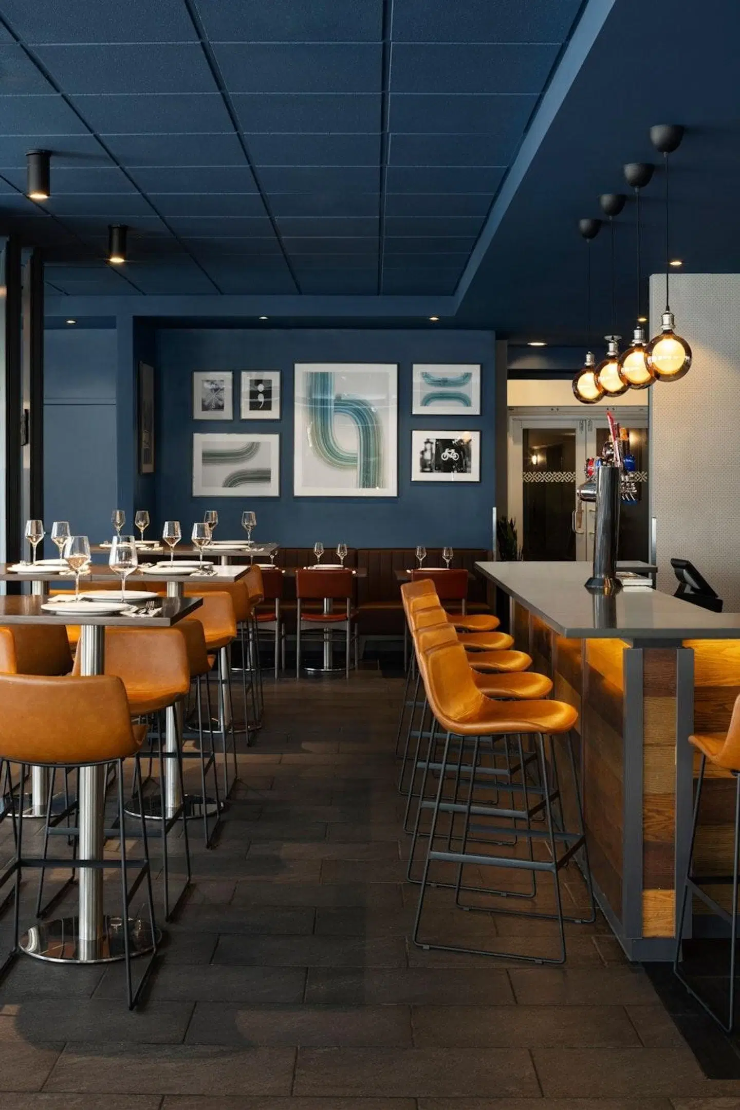 Four Points by Sheraton Surrey Bar