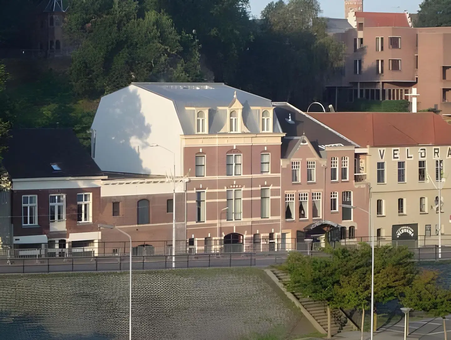 Courage EXTERIOR