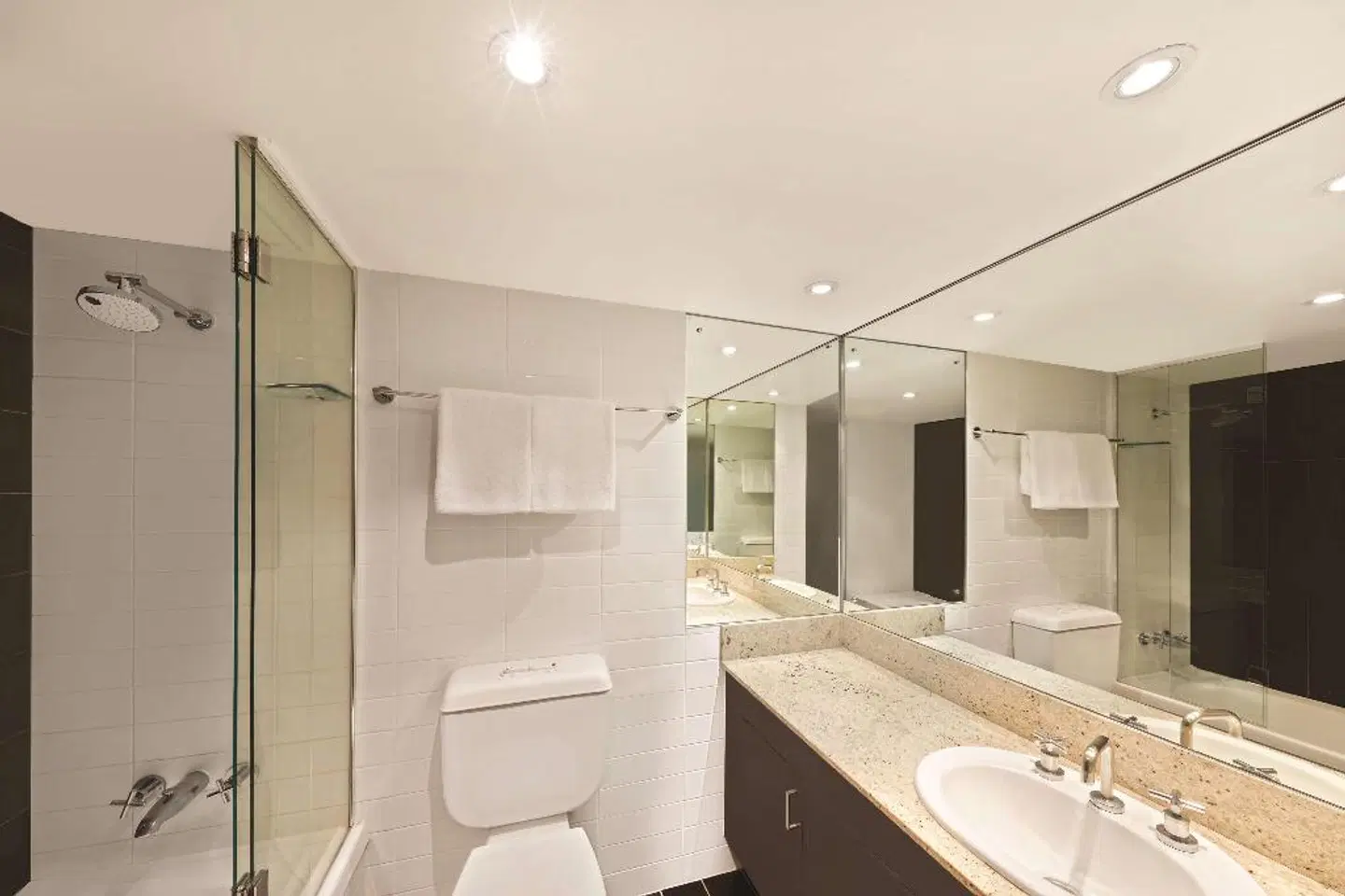 Adina Apartment Hotel Sydney Surry Hills Badezimmer