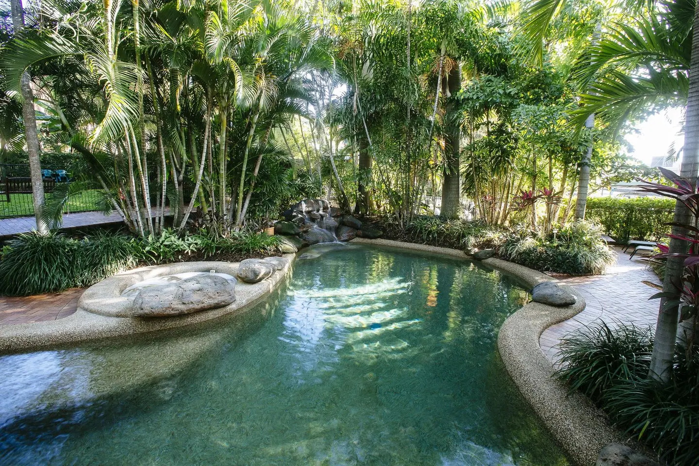 City Oasis Inn OUTDOOR_POOL