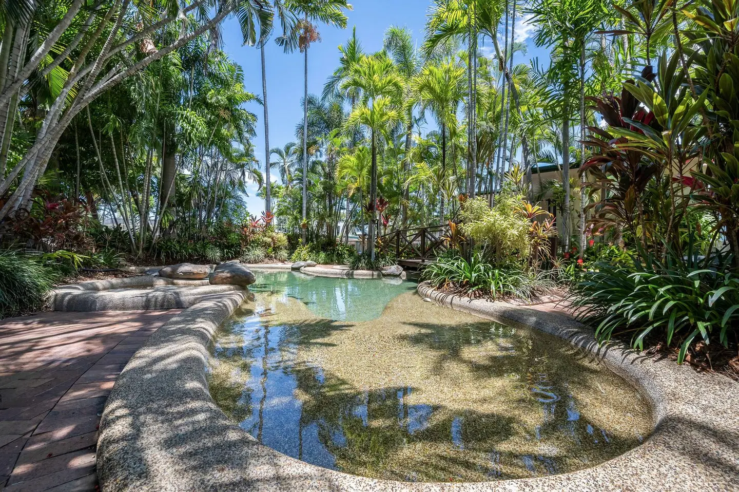 City Oasis Inn OUTDOOR_POOL