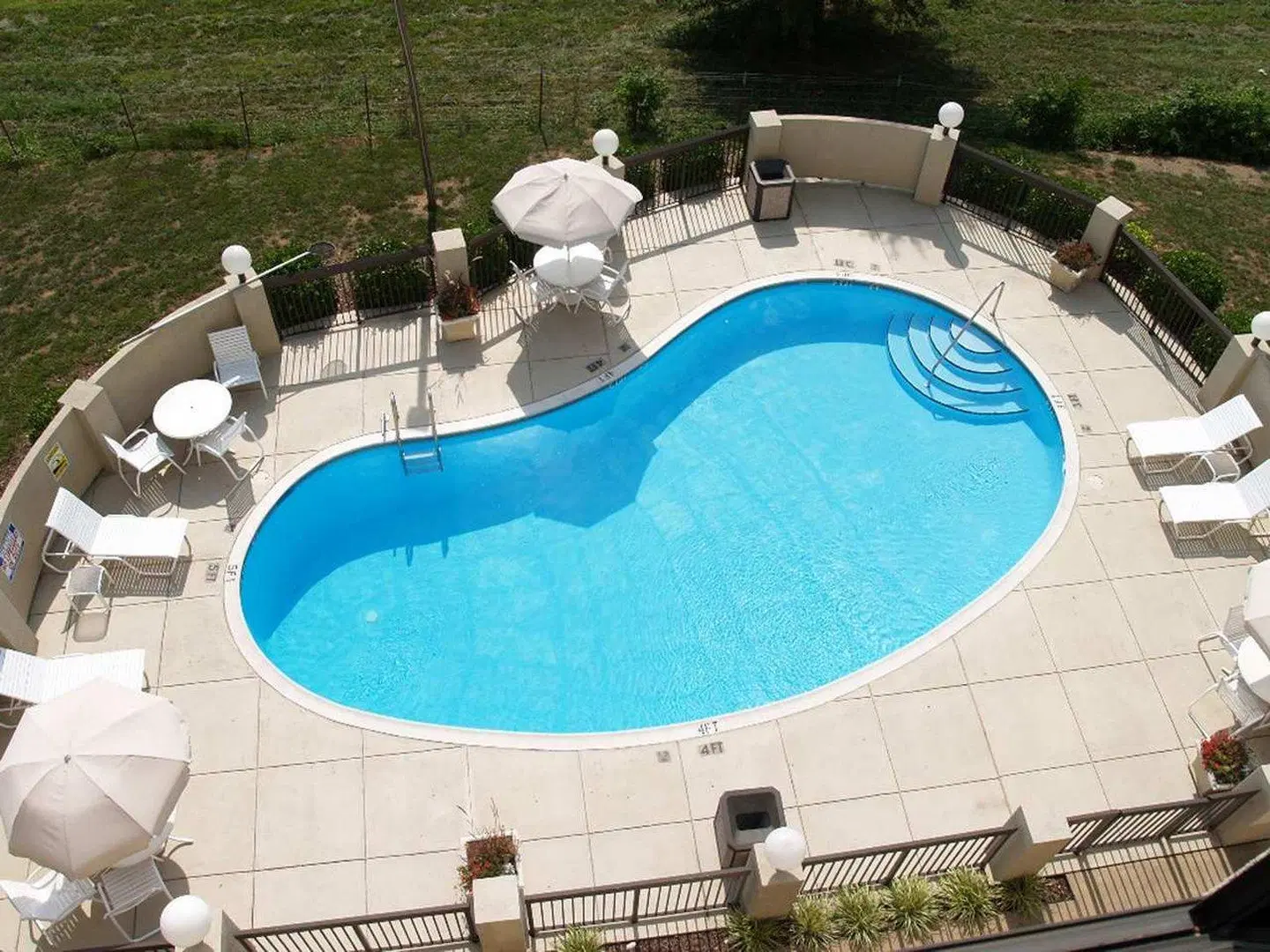 Hampton Inn Bristol OUTDOOR_POOL