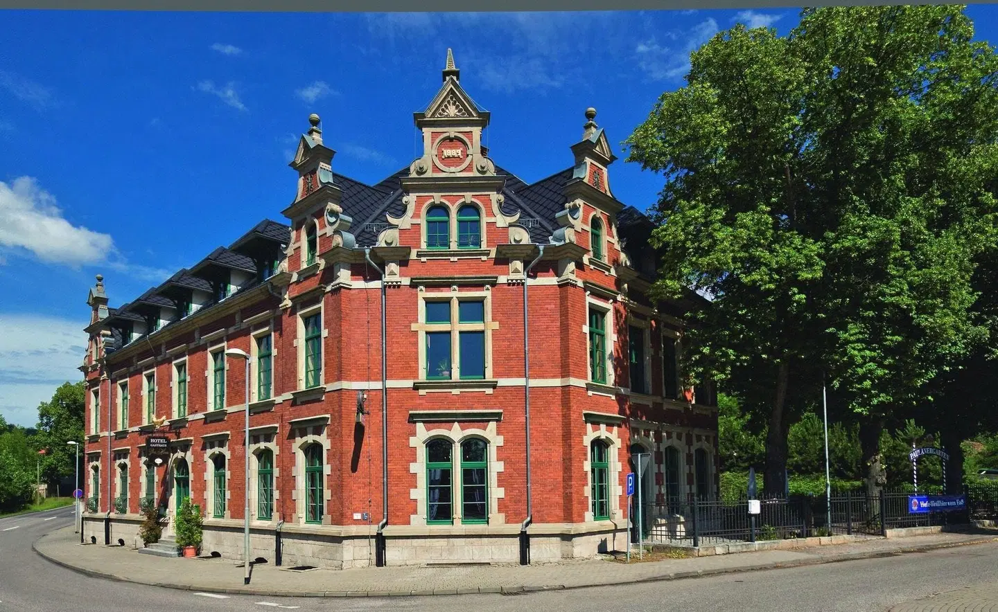 Gasthaus & Hotel Zur Henne EXTERIOR