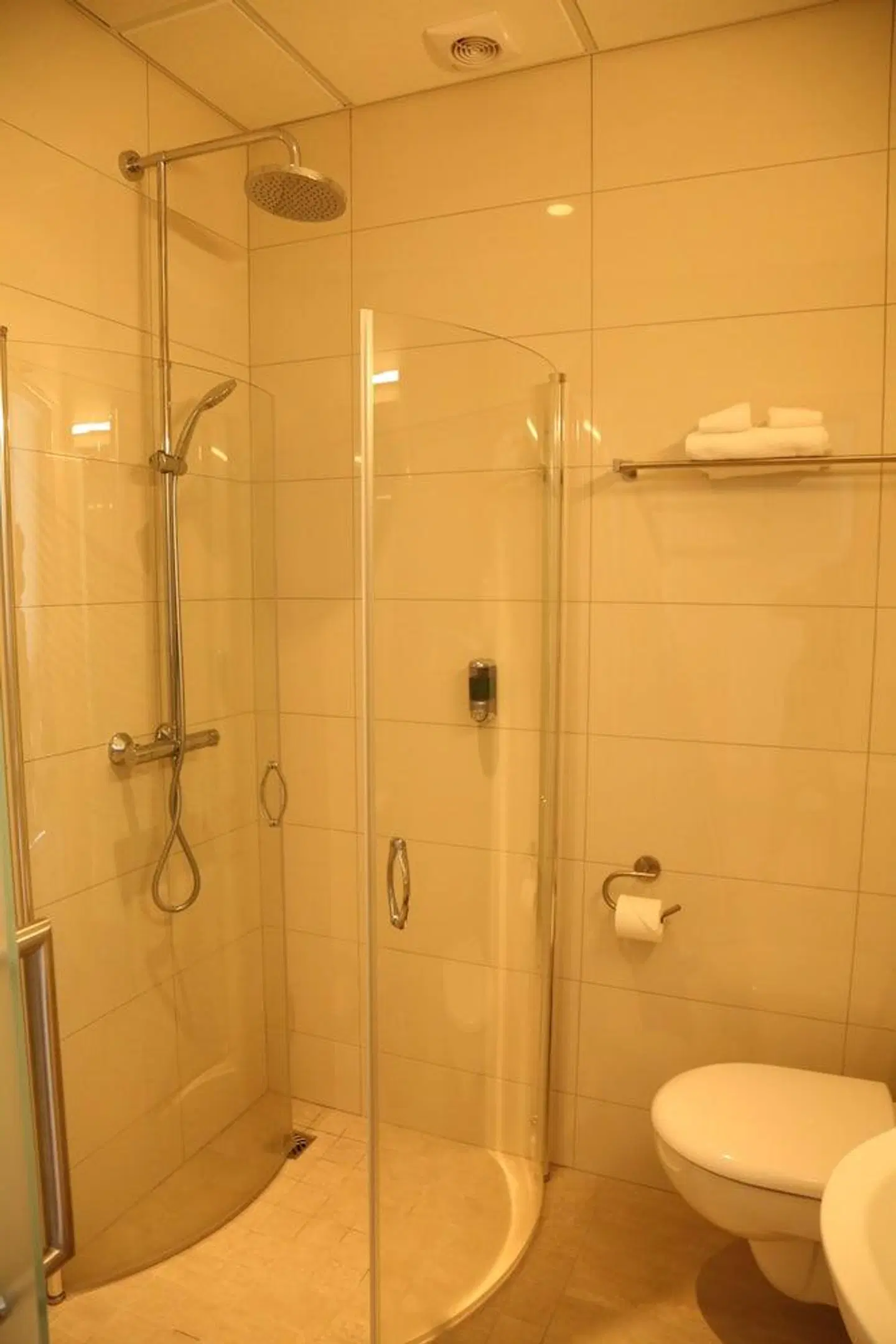 Kjarnalundur Badezimmer