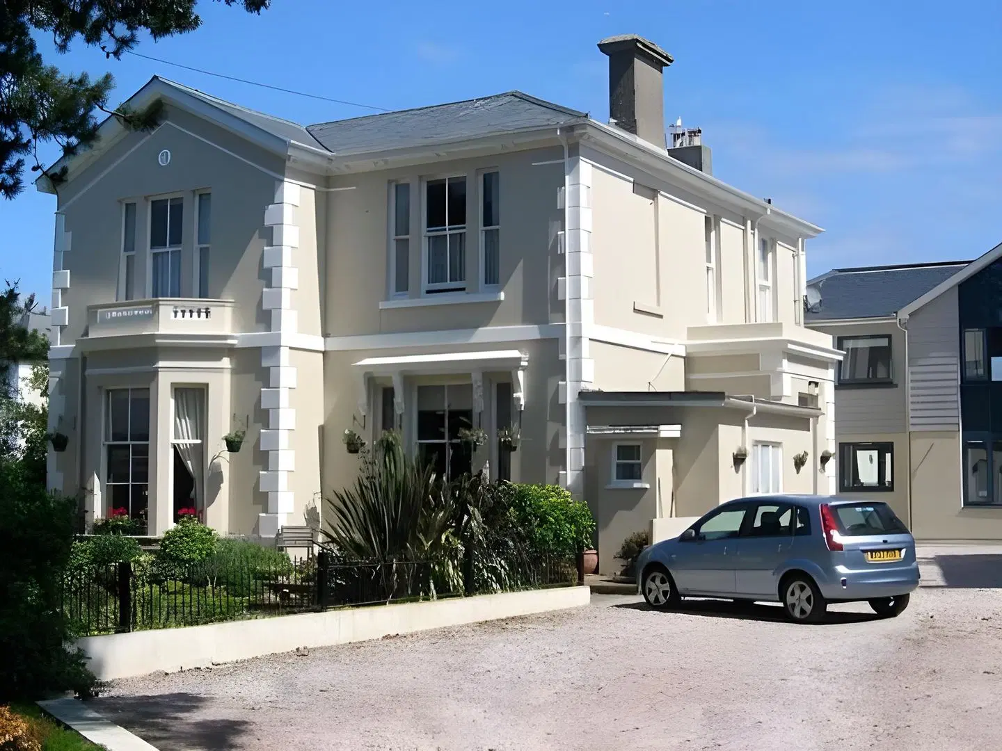 Court Prior Guest House EXTERIOR