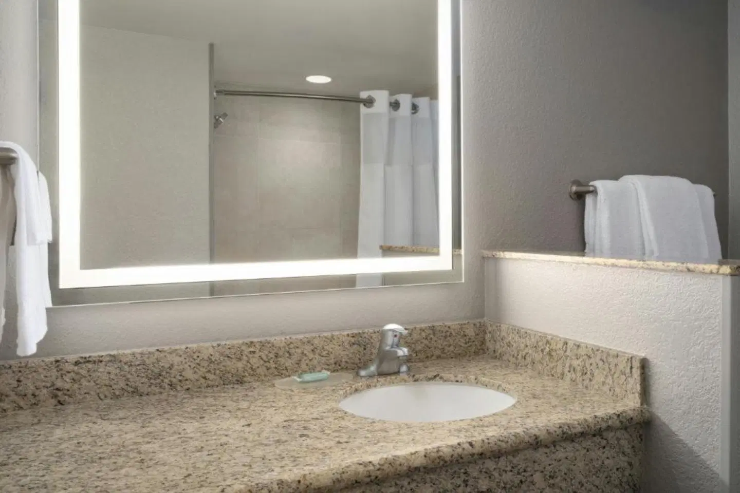Courtyard by Marriott Fort Myers at I-75 and Gulf Coast Town Center Badezimmer