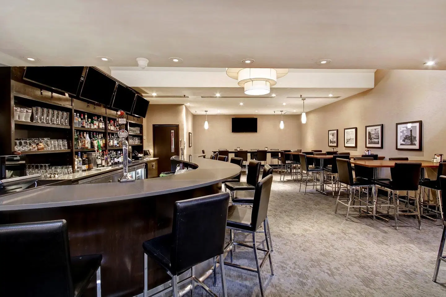Holiday Inn Oakville (Centre) by IHG Bar