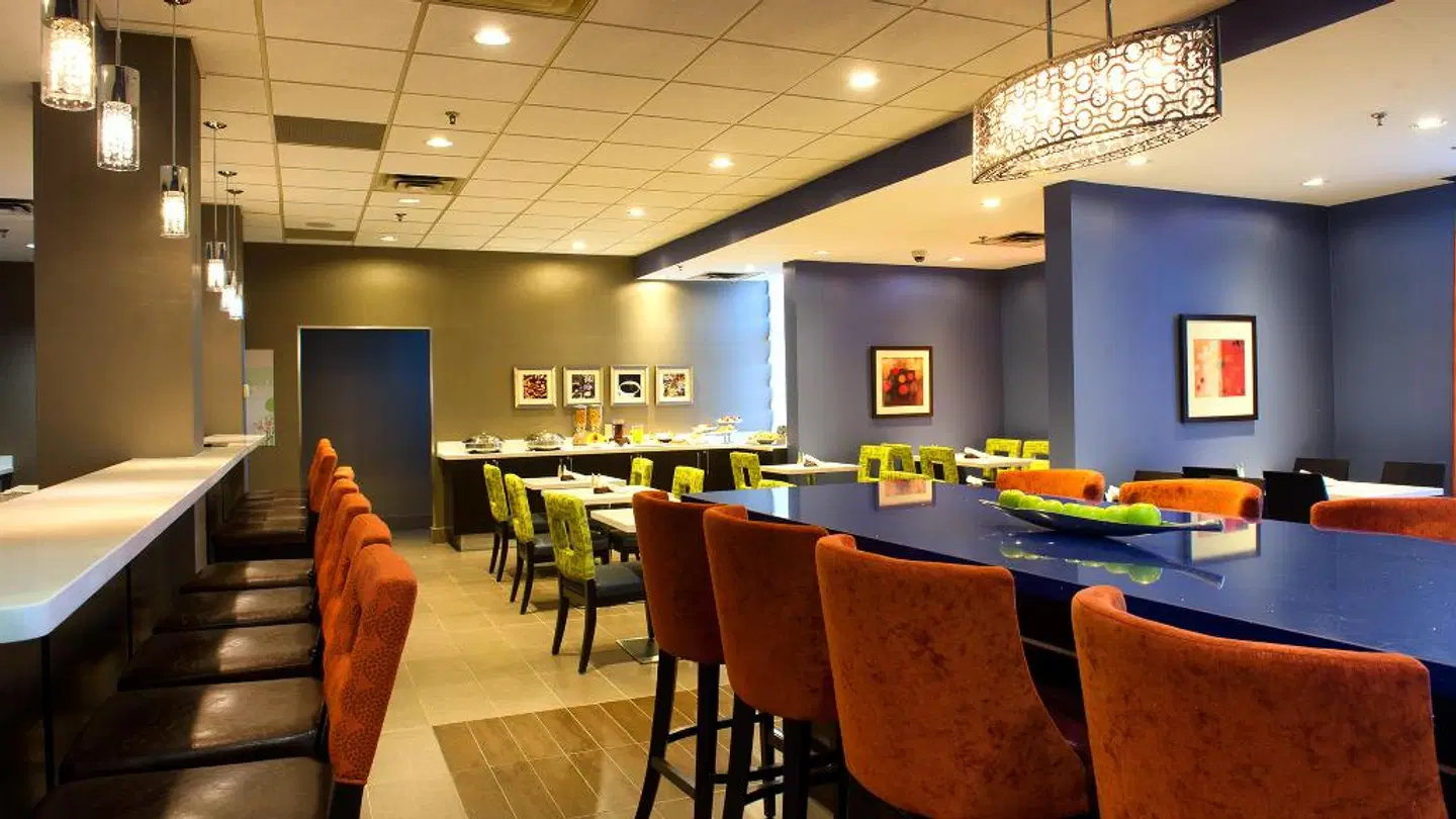 Holiday Inn & Suites Mississauga West - Meadowvale Bar