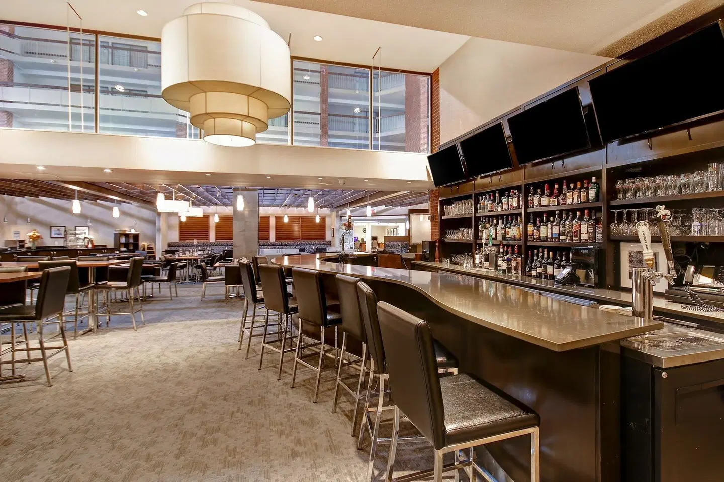 Holiday Inn Oakville (Centre) by IHG Bar