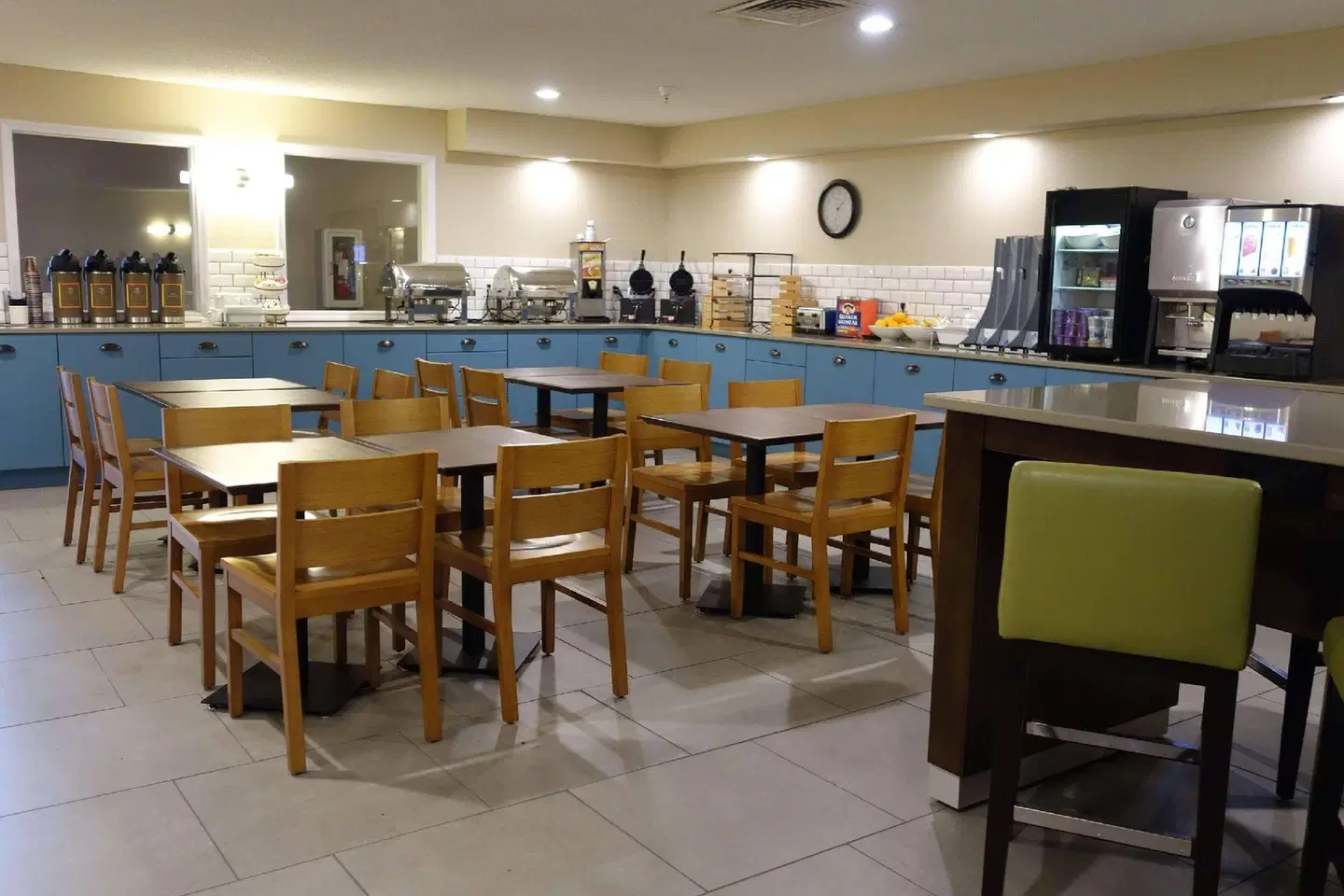 Country Inn & Suites by Radisson, Ankeny, IA Bar