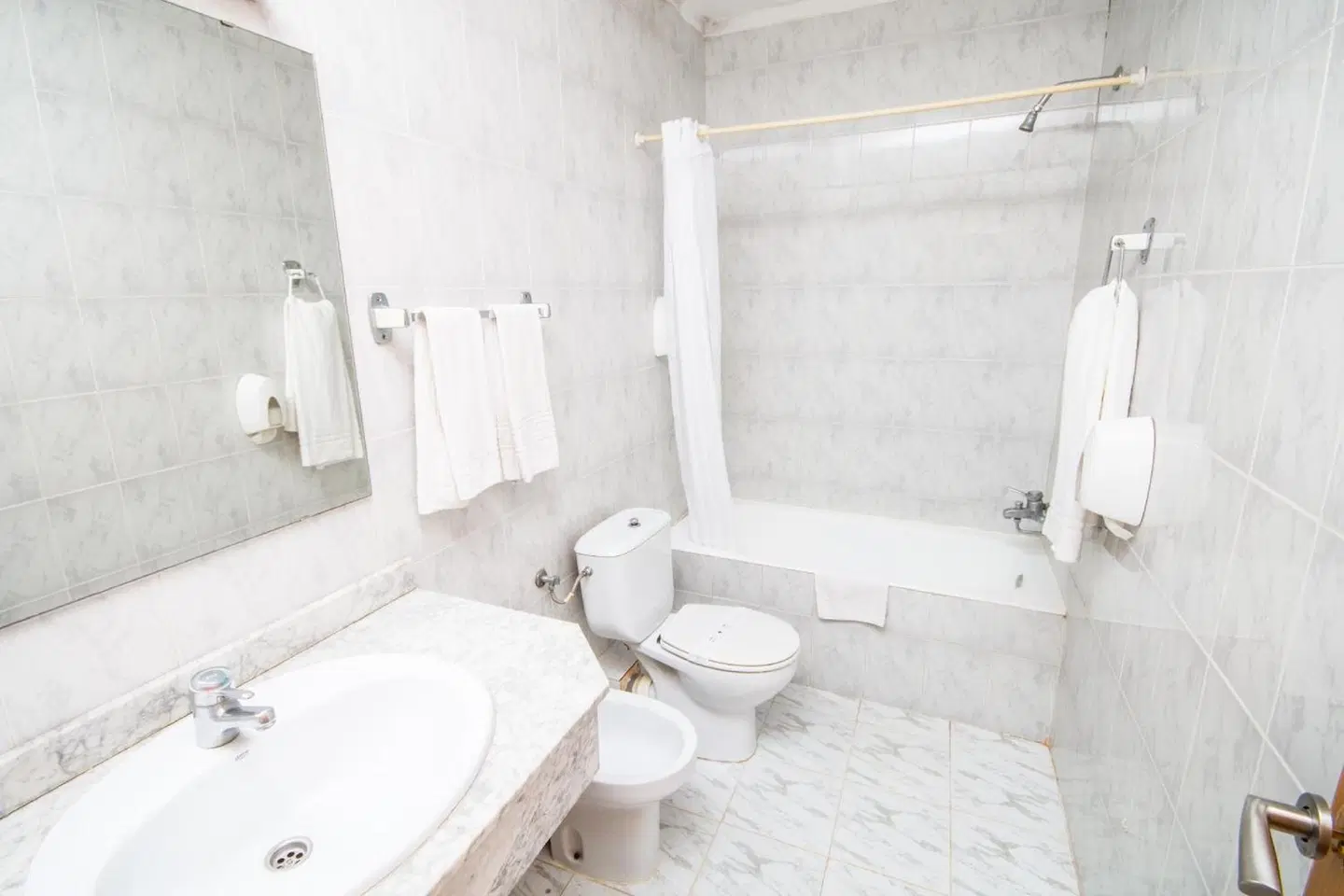 Amic Miraflores Badezimmer