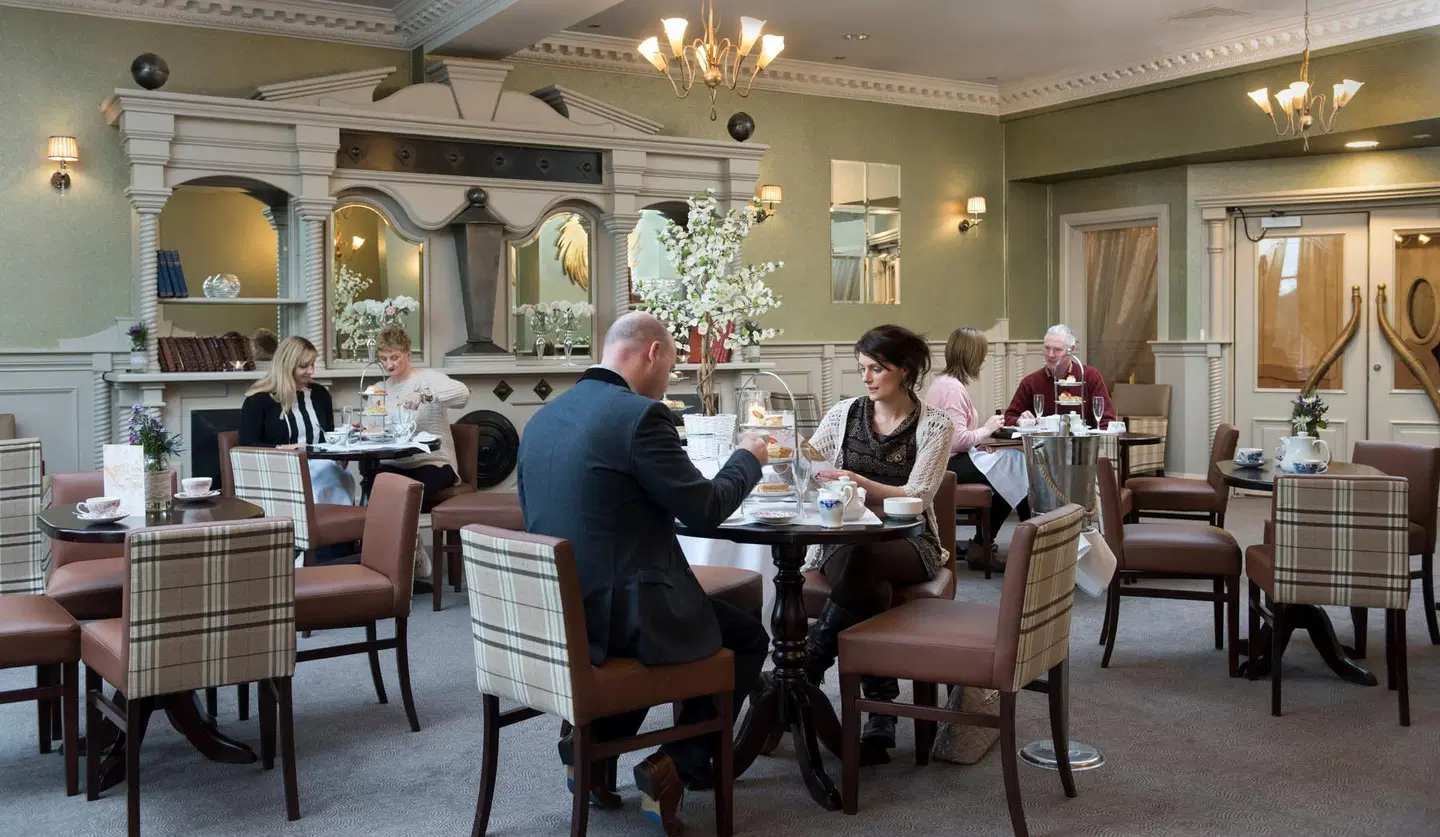 Four Seasons Hotel & Leisure Club Bar