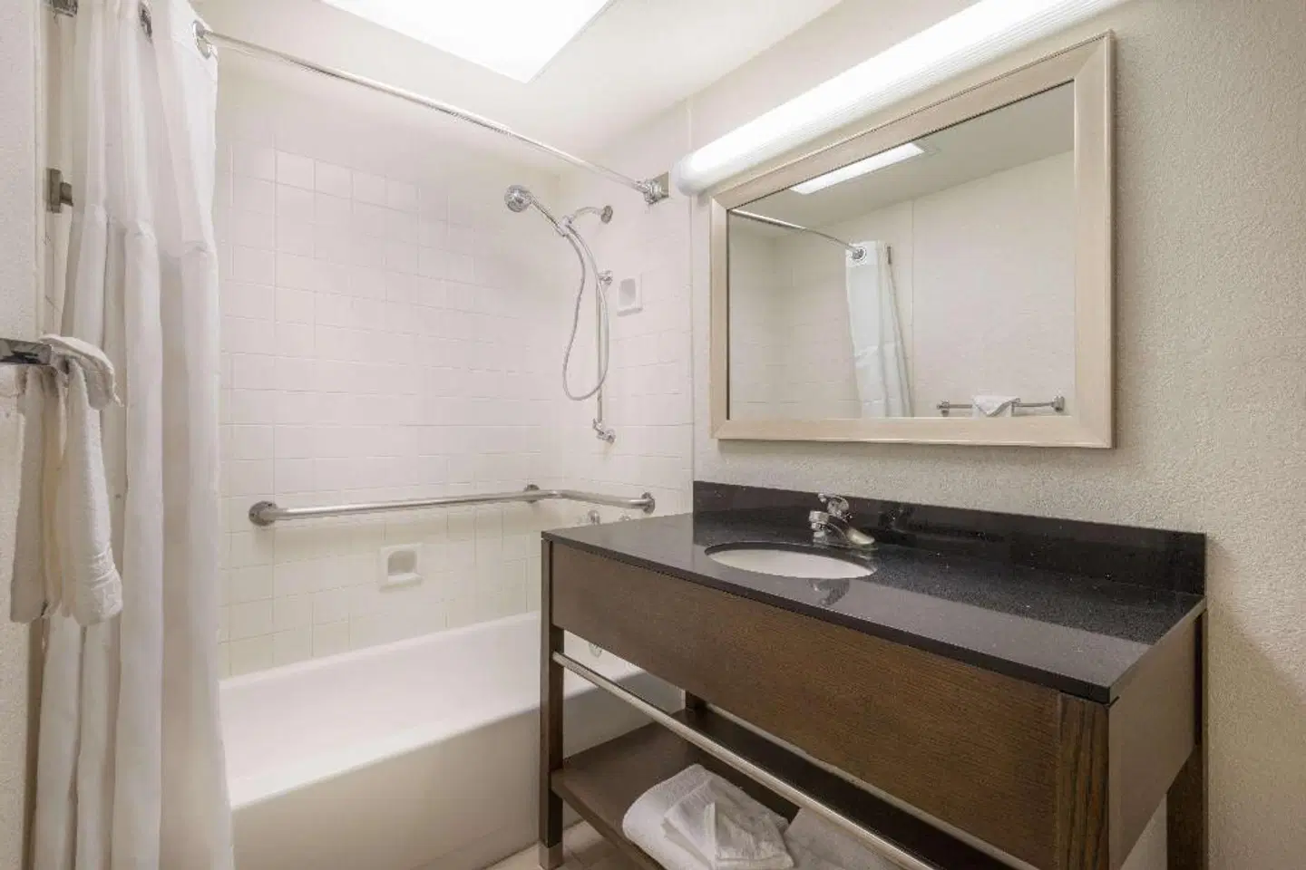 Ramada by Wyndham Albuquerque Airport Badezimmer
