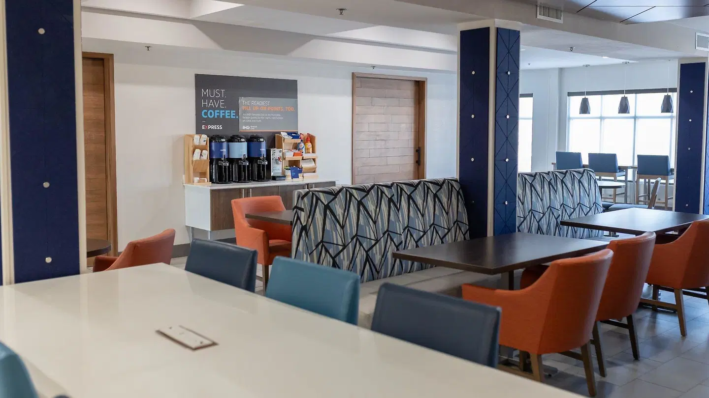 Holiday Inn Express Mountain Home Bar