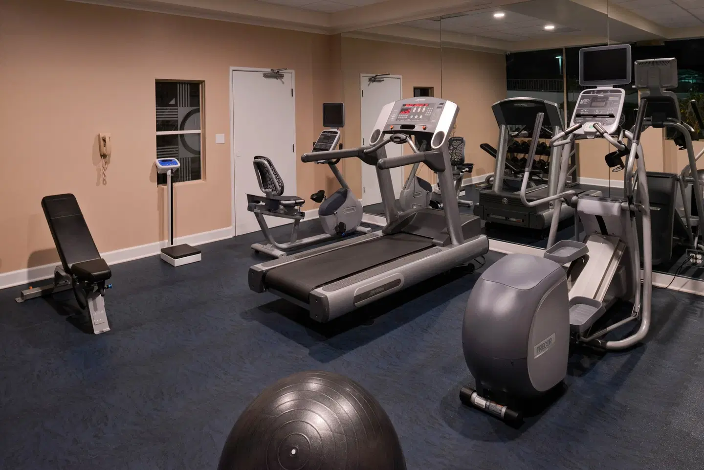 Holiday Inn Express & Suites Pasadena-Colorado Blvd. by IHG SPORTS_AND_LEISURE