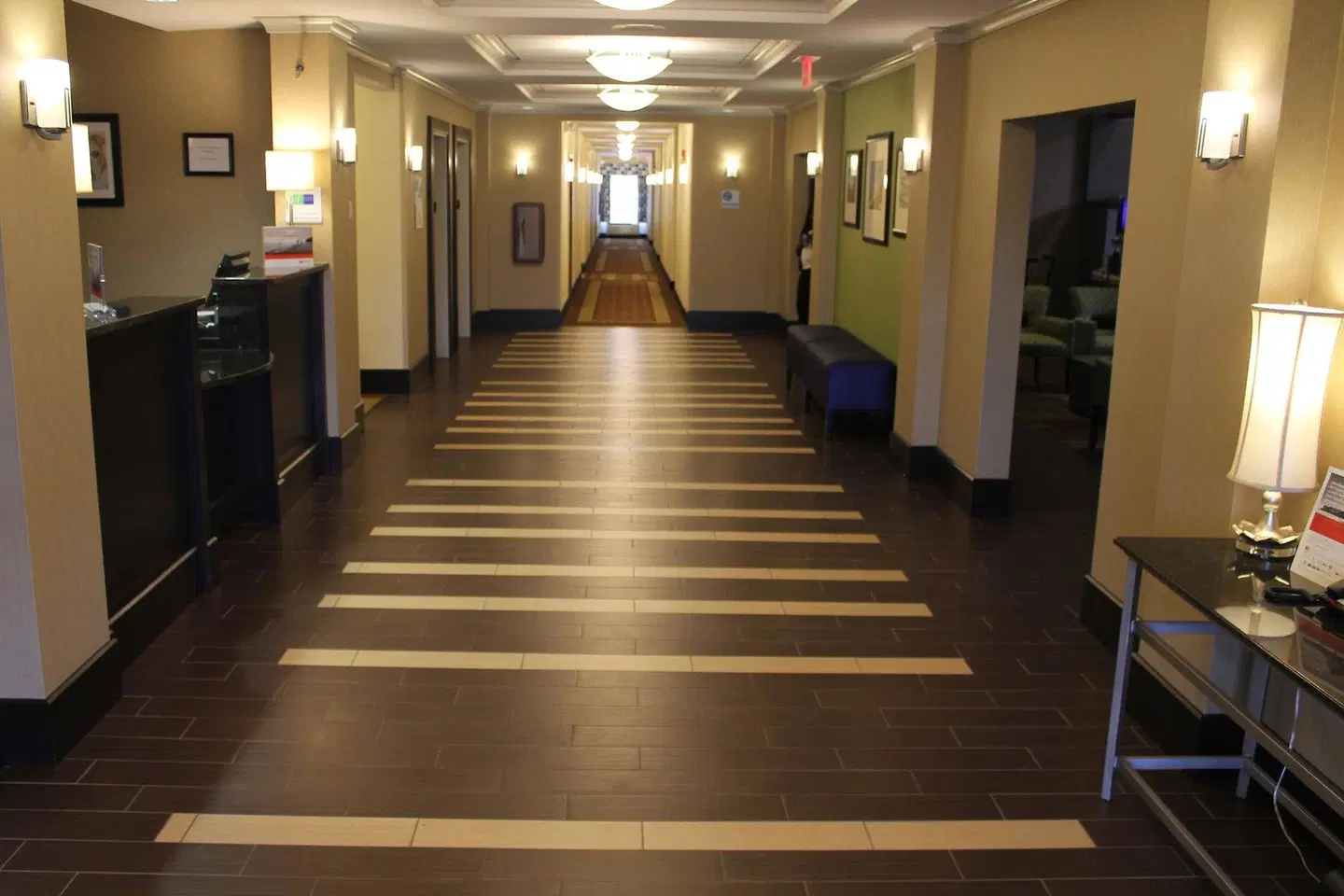 Holiday Inn Express & Suites Starkville by IHG Bar