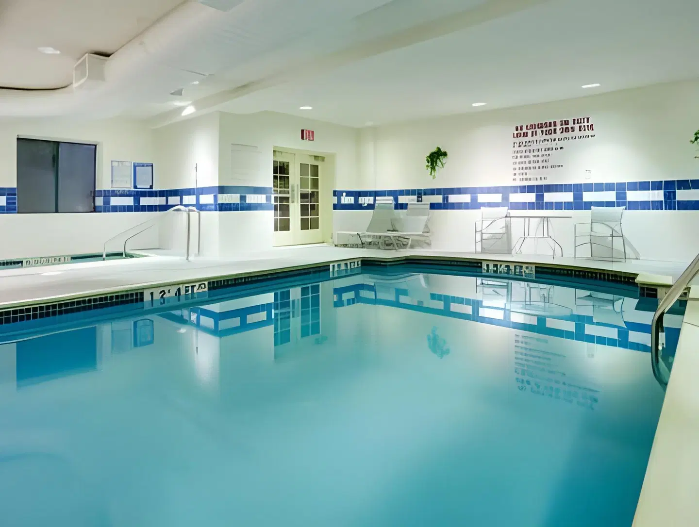 Holiday Inn Express & Suites Warwick-Providence (Airport) by IHG Hallenbad