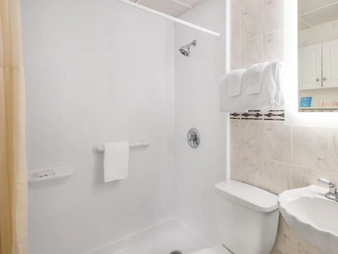 Howard Johnson by Wyndham Ocean City Oceanfront Badezimmer