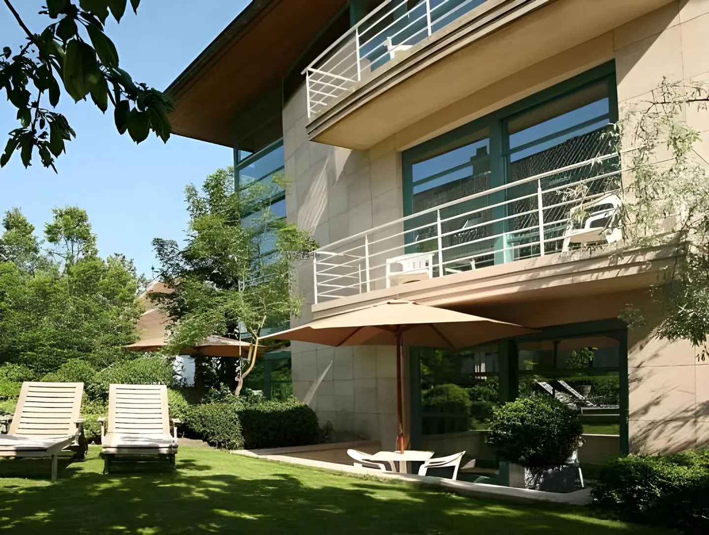 Iris EXTERIOR
