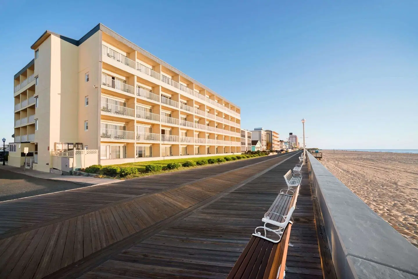 Howard Johnson by Wyndham Ocean City Oceanfront EXTERIOR
