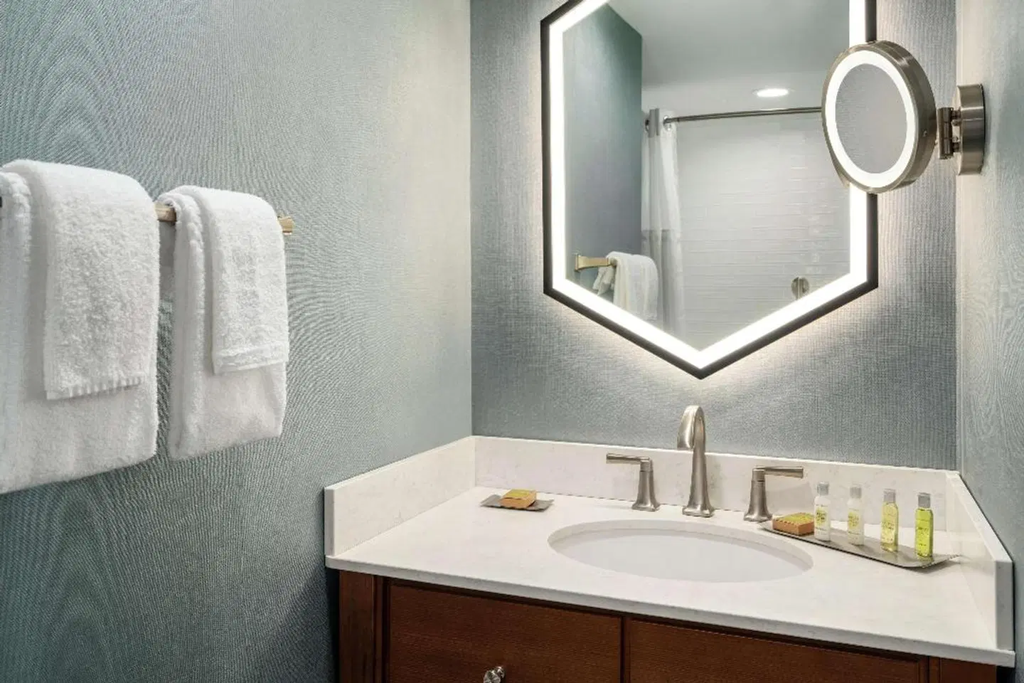 DoubleTree by Hilton Ocean City Oceanfront Badezimmer