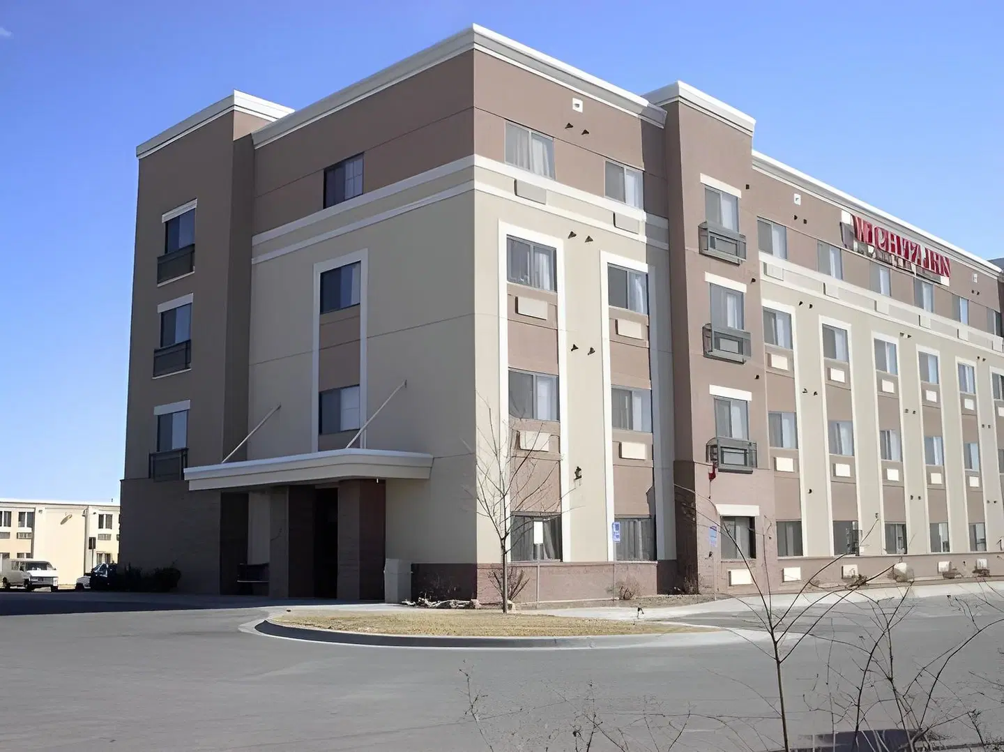 La Quinta Inn & Suites by Wyndham Wichita Airport EXTERIOR