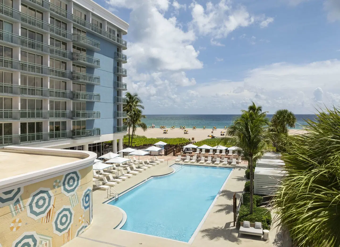 The Singer Oceanfront Resort, Curio Collection by Hilton OUTDOOR_POOL