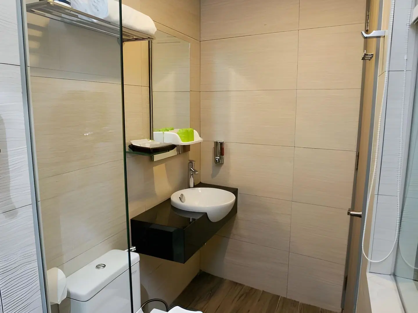 J8 Hotel Badezimmer