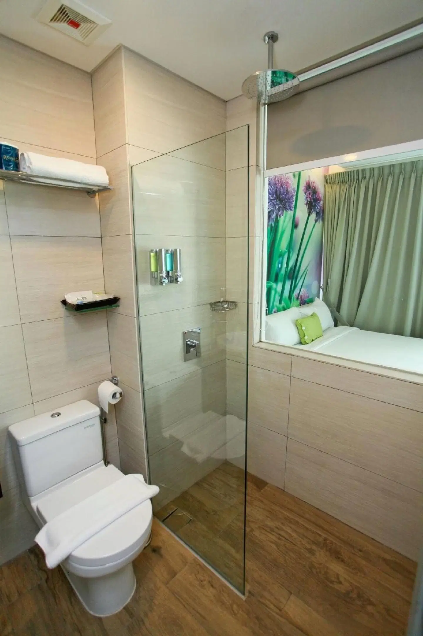 J8 Hotel Badezimmer