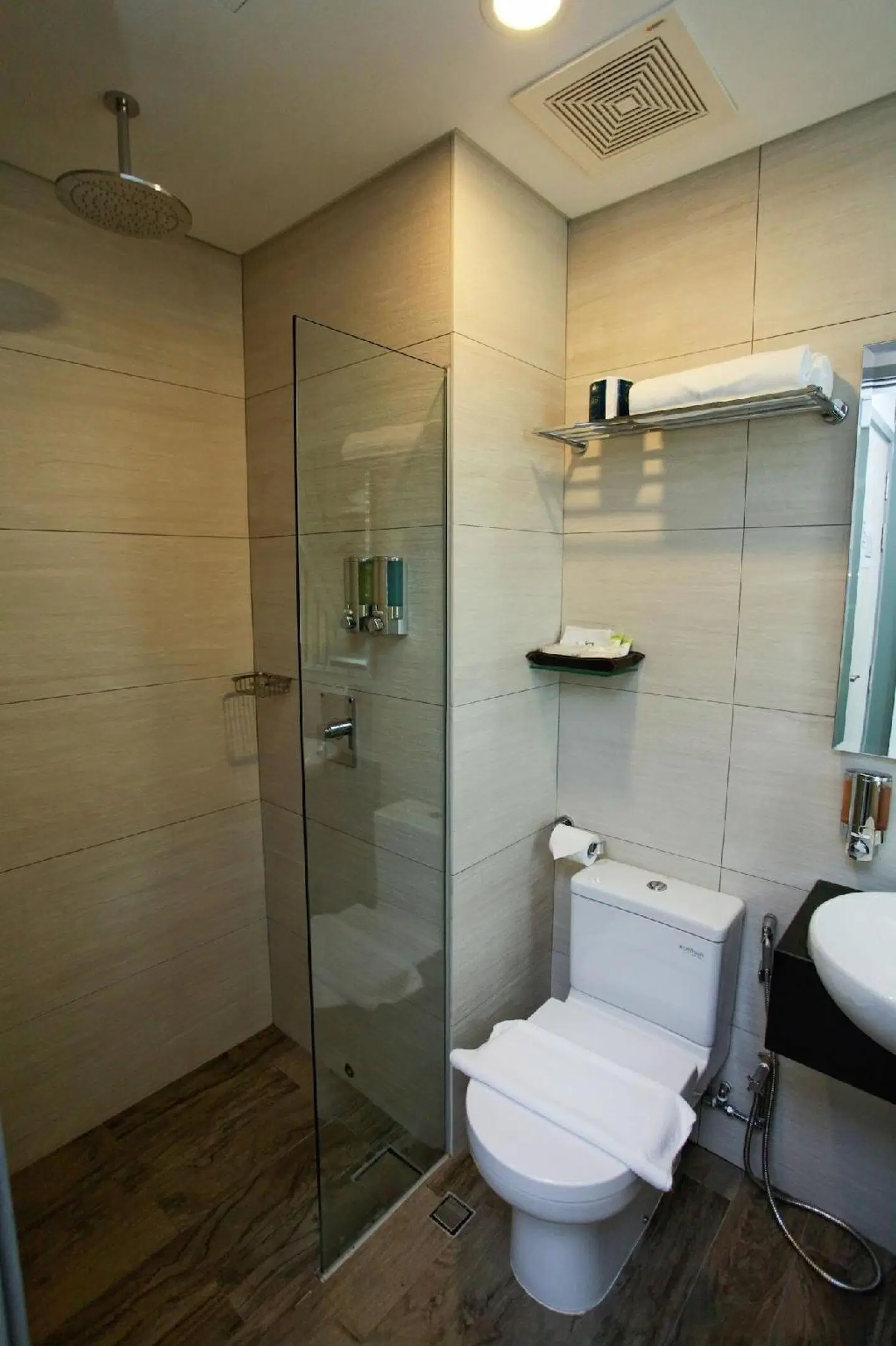 J8 Hotel Badezimmer