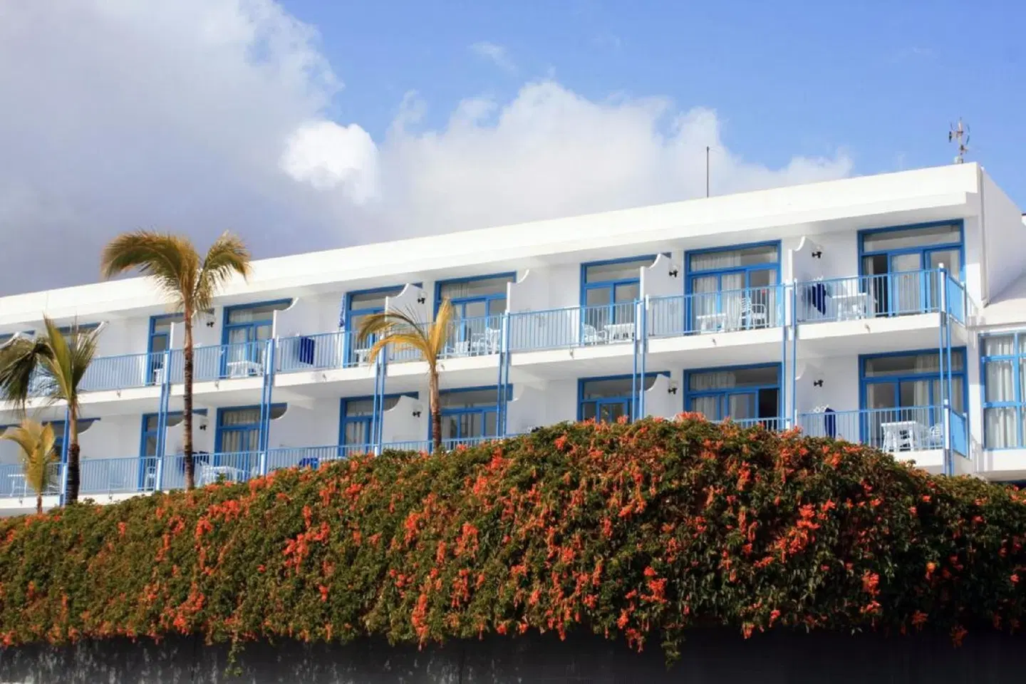 Costa Volcan Apartments EXTERIOR