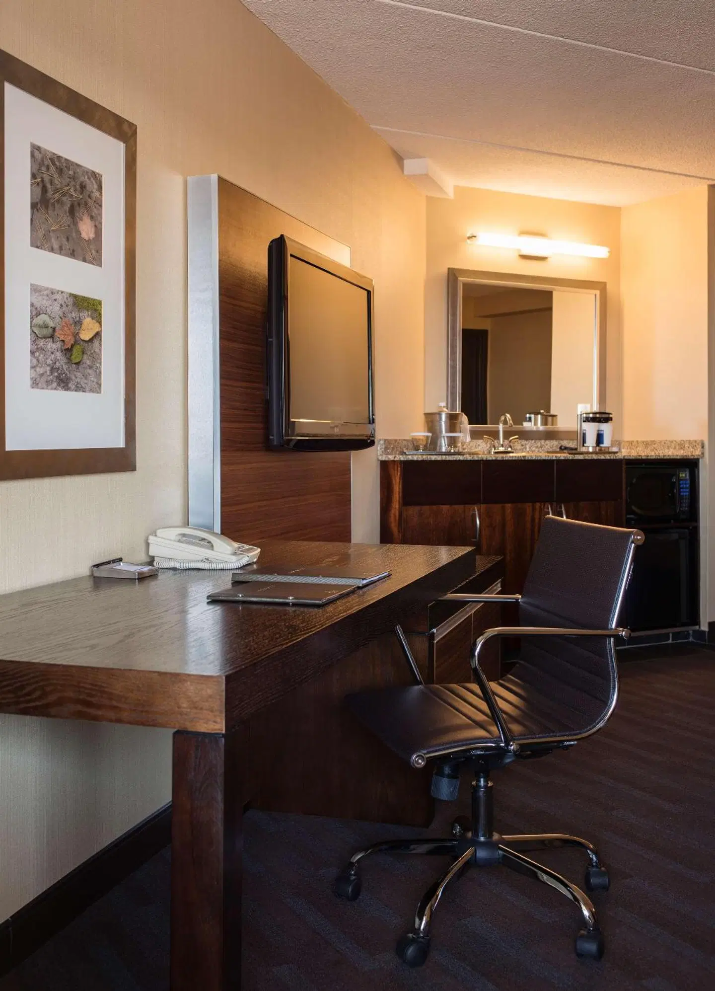 Hilton Suites Winnipeg Airport Bar