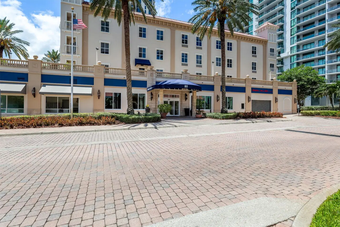 Hampton Inn & Suites St. Petersburg/Downtown EXTERIOR